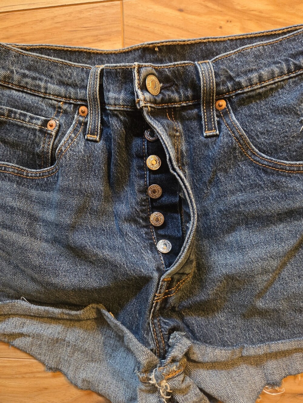 Levi's 501 Women Shorts Size 31 Medium Wash Blue Denim Jeans Cutoff High Rise - Picture 2 of 6